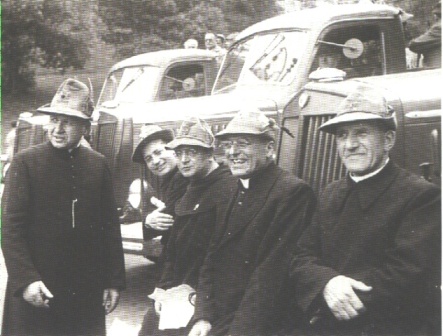 Don Stefano Palla, ultimo a destra, con alcuni Cappellani militari